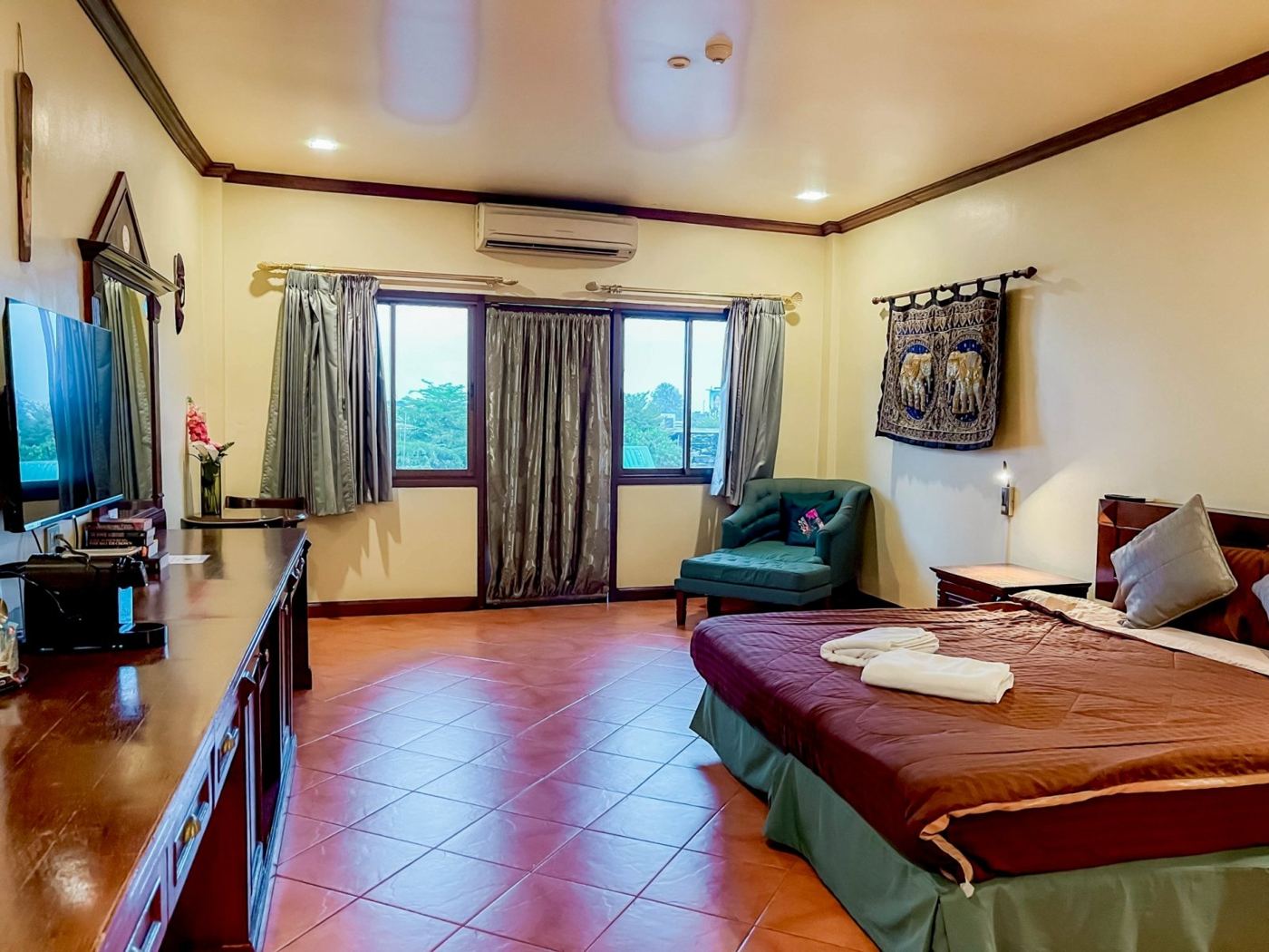 Superior room with double bed and seating area